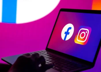 Aplikasi Facebook dan Instagram dilaporkan mengalami gangguan besar-besaran lebih enam jam.-BBC