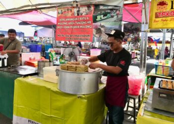 WAFIQ Hamid menyusun martabak yang dijual di gerainya di bazar Ramadan Stadium Sultan Muhammad IV, Kota Bharu, Kelantan semalam. - UTUSAN/ROSLIZA MOHAMED