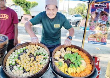 ABD. HADI Tahiren menunjukkan dim sum dan dumpling yang dijual di Bazar Ramadan Stadium Mini Pontian.