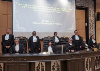 KETUA Hakim Negara, Tun Tengku Maimun Tuan Mat bergambar dengan Hakim Mahkamah Persekutuan dan Hakim Mahkamah Tinggi yang baharu pada Majlis Mengangkat Sumpah Jawatan dan Taat Setia Hakim Mahkamah Persekutuan dan Hakim Mahkamah Tinggi di Istana Kehakiman, Putrajaya di sini, hari ini. - UTUSAN/FAISOL MUSTAFA