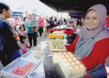 NOR Aqilah Aimi Mohd. Nor menunjukkan antara kek yang laris dijual di Bazar Ramadan Taman Universiti, Johor Bahru.