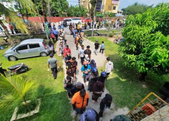 ORANG ramai beratur panjang kerana tidak mahu melepaskan peluang mendapatkan ‘Bubur Lambuk Masjid Kulim’ yang terkenal di Kampung Belakang Masjid, Kulim. -UTUSAN/AZAHAR HASHIM