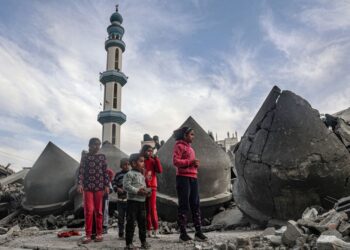 KANAK-kanak berdiri di sebelah runtuhan Masjid Al-Faruq, yang musnah semasa pengeboman Israel, di Rafah di selatan Semenanjung Gaza kelmarin. – AFP