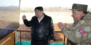 KIM Jong Un (kiri) menghadiri latihan tembakan roket ultra besar di Korea Utara.-AFP