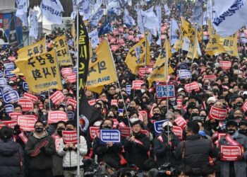 RIBUAN doktor menyertai perhimpunan menentang rancangan kerajaan menaikkan kuota pelajar sekolah perubatan di Seoul, Korea Selatan.-AFP