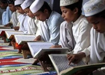 PELAJAR lelaki mengaji al-Quran di sebuah madrasah di India.-AGENSI