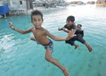 KANAK-KANAK tanpa kewarganegeraan bukan sahaja  tidak mempunyai dokumen pengenalan diri, sebaliknya mereka juga dinafikan kebebasan untuk bergerak, hak mendapatkan pendidikan awal serta akses penjagaan kesihatan. – UTUSAN/GAMBAR HIASAN