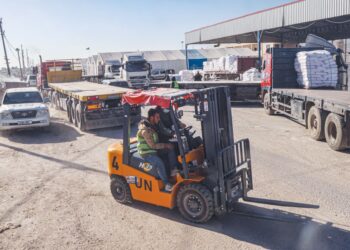 SEORANG pekerja Palestin menggunakan forklift untuk memindahkan peti bantuan kemanusiaan yang memasuki Gaza melalui lintasan sempadan Kerem Shalom di bahagian selatan wilayah Palestin pada 17 Februari lalu. – AFP