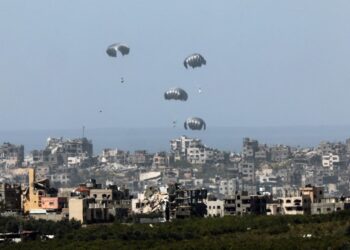 GAMBAR yang diambil dari sempadan selatan Israel dengan Gaza menunjukkan bantuan kemanusiaan dijatuhkan dari udara ke atas wilayah Palestin yang terkepung pada 21 Mac lalu. -AFP