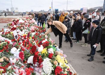 ORANG ramai meletakkan bunga di tugu peringatan sementara di hadapan tempat konsert Dewan Bandaraya Crocus yang hangus di Krasnogorsk, di luar Moscow, pada 26 Mac lalu. -AFP