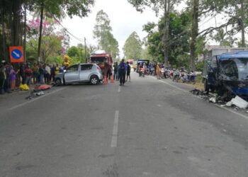 KEADAAN kereta Perodua Myvi dinaiki tiga warga emas yang terlibat kemalangan dengan sebuah lori di Jalan Sungai Limau Dalam, Yan.