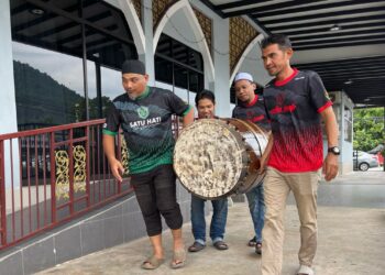 AHLI jawatankuasa masjid mengeluarkan beduk yang akan digunakan sepanjang Ramadan di Masjid Jamek Cherok Tokun Bawah, Bukit Mertajam, Pulau Pinang.