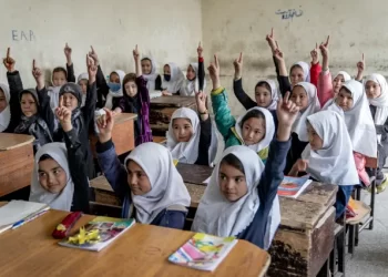 KANAK-KANAK perempuan hanya dibenarkan bersekolah di peringkat rendah di Afghanistan.-AGENSI