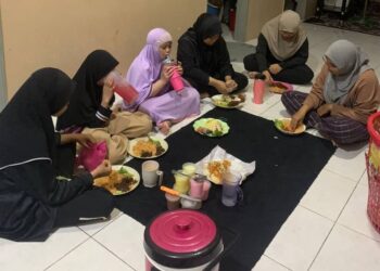 TUJUH beradik yatim piatu berbuka puasa dengan makanan yang dimasak sendiri untuk berjimat. – UTUSAN/AIN SAFRE BIDIN