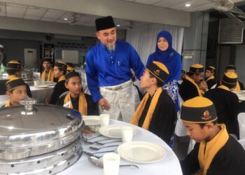 LAILI Ismail beramah mesra dengan anak-anak yatim pada Majlis Iftar Perdana di Pejabat Urusan Ekspres Perdana, Mukim Teluk Mesira, Kota Bharu, Kelantan. UTUSAN/ ROSMIZAN RESDI