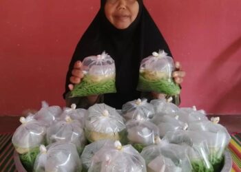 FATIMAH Sulaiman menunjukkan cendol yang dihasilkan di rumahnya di Kampung Tanjung Baru, Hulu Terengganu. - UTUSAN/NOOR HAYATI MAMAT