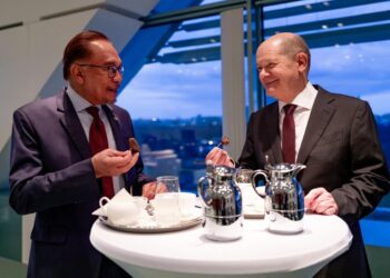 Anwar Ibrahim berkongsi detik berbuka puasa dengan buah kurma bersama Canselor  Jerman, Olaf Scholz di Jerman.