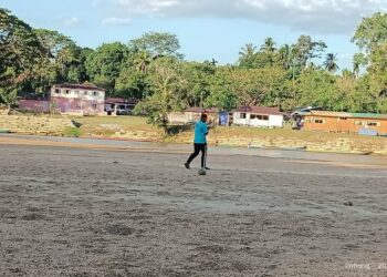 Penduduk berjalan di dataran berpasir Sungai Tembeling sebelah petang berdekatan Kampung Bantal, Ulu Tembeling, Jerantut. - HARIS FADILAH AHMAD