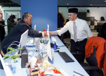 MOHD Na’im Mokhtar bersalam dengan kakitangan Media Mulia pada agihan pek Ramadan di pejabat 
Media Mulia, Petaling Jaya, semalam. – UTUSAN/MOHD FARIZWAN HASBULLAH