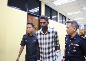 V. K. NALENTHIRAN (tengah) tidak mengaku bersalah di Mahkamah Sesyen Teluk Intan atas pertuduhan melakukan amang seksual fizikal terhadap kanak-kanak perempuan berusia 11 tahun, dua minggu lalu. - UTUSAN