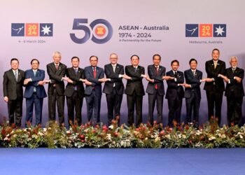 ANWAR Ibrahim bergambar dengan ketua-ketua delegasi  ketika Sidang Kemuncak  Khas ASEAN-Australia di Melbourne, Australia semalam. . – afp