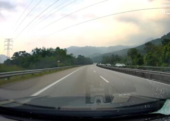 TANGKAP layar rakaman video menunjukkan seketul batu dilemparkan ke arah kereta pengguna lebuh raya di Kampar.  - UTUSAN/MEDIA SOSIAL