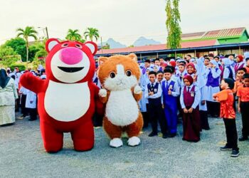 AKSI maskot yang menceriakan murid-murid dan memberi keterujaan kepada mereka sempena minggu pertama persekolahan di SK Putra, Kangar, Perlis baru-baru ini. – UTUSAN/ASYRAF MUHAMMAD