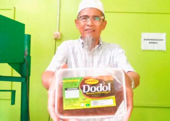 DODOL yang dihasilkan Khirul Idris Ismail menggunakan beras pulut dikisar menjadikan makanan tradisi itu agak kenyal, lembut dan mudah dipotong. – UTUSAN/MEGAT LUTFI MEGAT RAHIM