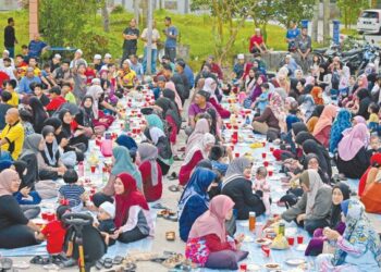 SEBAHAGIAN penduduk yang menyertai Majlis Berbuka Puasa Sekampung di  Kampung Teluk Paku, Kuala Terengganu, semalam. – UTUSAN/KAMALIZA KAMARUDDIN