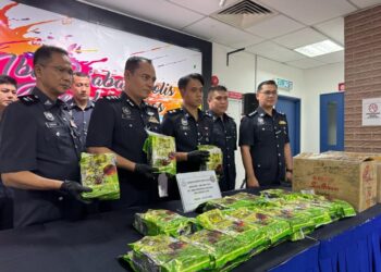 Zam Halim Jamaluddin (dua dari kiri) menunjukkan bungkusan makanan segera yang mengandungi dadah jenis syabu di IPD Cheras semalam.