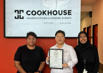 HUEN Su San menunjukkan pensijilan halal dari Jakim yang diterima oleh COOKHOUSE.