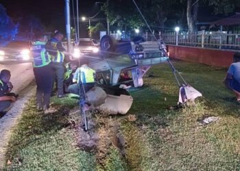 KEADAAN kereta dinaiki suspek curi kabel yang terbabas selepas dikejar polis di Kampung Rapat Jaya, Ipoh semalam. - UTUSAN