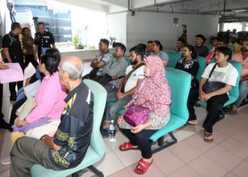 PROSES pendaftaran pendatang asing tanpa izin (PATI) yang menyertai Program Repatriasi Migran di Bahagian Penguatkuasaan JIM Perak di Ipoh hari ini. - UTUSAN