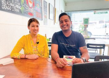 PASANGAN Anandan Suppiah dan Sumitra Dewi Pillay mahu memastikan bahasa dan budaya kaum Chetti 
terus terpelihara.