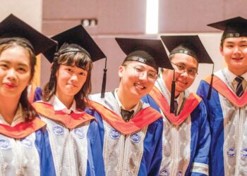 GRADUAN Hari Konvokesyen Universiti Teknologi Sarawak (UTS) Ke-8 menjadi pembakar semangat buat rakyat Sarawak untuk memanfaatkan 
inisiatif pendidikan percuma di negeri itu pada 2026. – GAMBAR UNIVERSITI TEKNOLOGI SARAWAK