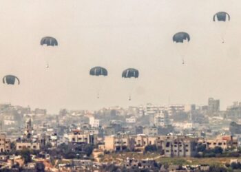 GAMBAR menunjukkan bantuan kemanusiaan dijatuhkan dari udara  kepada penduduk Palestin yang terkepung di Gaza pada 28 Mac. – AFP