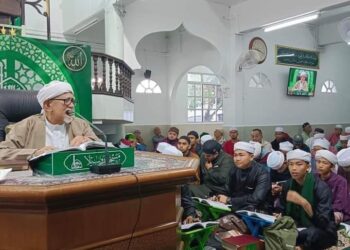 ABDUL Hadi Awang menyampaikan Kuliah Dhuha di Masjid Rusila, Marang, hari ini.