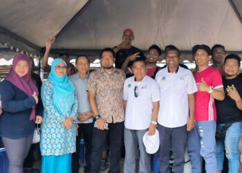 PIHAK pengurusan dan pemain yang terlibat dalam Kejohanan Gasing Pangkah Tradisi di Felda Kota Gelanggi di Jerantut, Pahang.