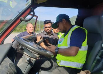 S. VEERAPAN (tengah) melihat pemeriksaan yang dilakukan ke atas kenderaan perdagangan pada Majlis Pelancaran Op Bersepadu Kenderaan Motor 2024 bersempena Sambutan Hari Bumi Peringkat Negeri Sembilan di Plaza Tol Setul, Lebuhraya Kajang-Seremban hari ini.