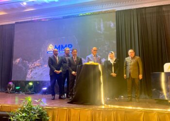WAN ROSDY Wan Ismail (tiga dari kanan) ketika menyempurnakan majlis perasmian Seminar Usahawan Pelombong 2024 di Hotel Grand Darul Makmur di Kuantan, Pahang. - UTUSAN/NORHAFIZAN ZULKIFLI