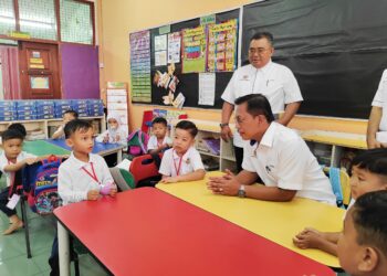 AZMAN Adnan berbual dengan murid pra sekolah ketika melakukan lawatan kerja sempena pembukaan sekolah sesi akademik 2024/2025 di SK Merlimau Dua, Jasin, Melaka. - UTUSAN/HADI AB. MANAP