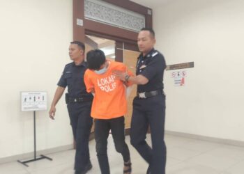 MUHAMMAD KHIDZIR Abu Seman mengaku tidak bersalah atas tuduhan merogol kekasihnya berusia 15 tahun di Mahkamah Sesyen Muar.