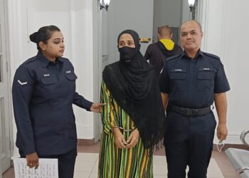 SUHANA Ismail dibawa anggota polis selepas dijatuhkan hukuman enam tahun penjara kerana memiliki dadah oleh Mahkamah Tinggi Johor Bahru.