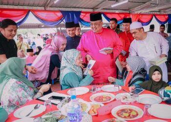 AB. RAUF Yusoh menyampaikan duit raya kepada asnaf pada Majlis Penyampaian Sumbangan Ramadan dan Berbuka Puasa Daerah Melaka Tengah di Masjid Al Alami MITC, Ayer Keroh, Melaka. - UTUSAN/AMRAN MULUP