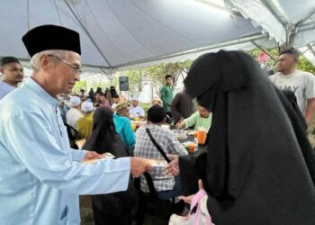 MUHAMMAD Hussin (kiri) menyampaikan sumbangan kepada anak yatim dan pelajar tahfiz di Kampung Gong Ketereh, Pasir Puteh, Kelantan hari ini. UTUSAN/ TOREK SULONG