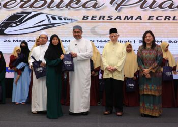 DR. Izani Husin (tiga kanan) menyerahkan sumbangan kepada anak-anak yatim diraikan pada Majlis Berbuka Puasa Bersama ECRL di Kota Bharu, Kelantan semalam-UTUSAN/KAMARUL BISMI KAMARUZAMAN.