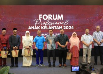 NIK Nazmi Nik Ahmad (lima kiri) bergambar bersama panel yang menghadiri Forum Profesional Anak Kelantan 2024 di Kota Bharu, Kelantan-UTUSAN/KAMARUL BISMI KAMARUZAMAN.