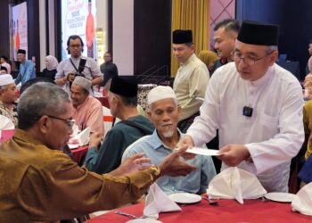 ADLY Zahari (kanan) menyampaikan sumbangan Aidilfitri daripada Jabatan Hal Ehwal Veteran (JHEV) ATM pada Majlis Temu Rapat Madani Nelayan Veteran ATM Negeri Kelantan di sebuah hotel di Kota Bharu, Kelantan hari ini. UTUSAN/MUSTAQIM MOHAMED