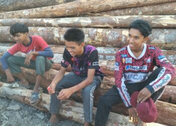 KEADAAN tiga pelajar yang ditemukan selamat selepas tersesat ketika memikat ayam di Kampung Pulau Kerengga, Marang, hari ini.