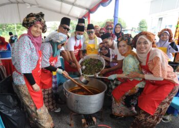 KAKITANGAN MBJB bergoyong-royong memasak rendang dalam Program Road To Raya di Arena Larkin, Johor Bahru.